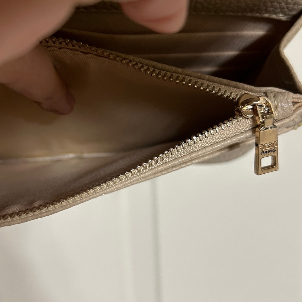 BCBG Paris Quilted Crossbody Bag in Creamy Beige - Wristlet Strap Woven Chain - Picture 8 of 11